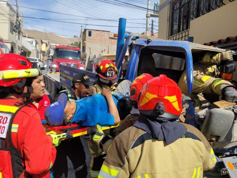 Camioncito pierde el control, destruye vehículo estacionado y se empotra contra una vivienda en Alto Ilo