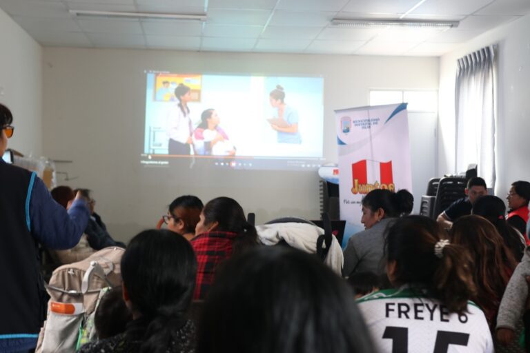Cine-foro en Islay: promueven conciencia sobre salud y educación en familias