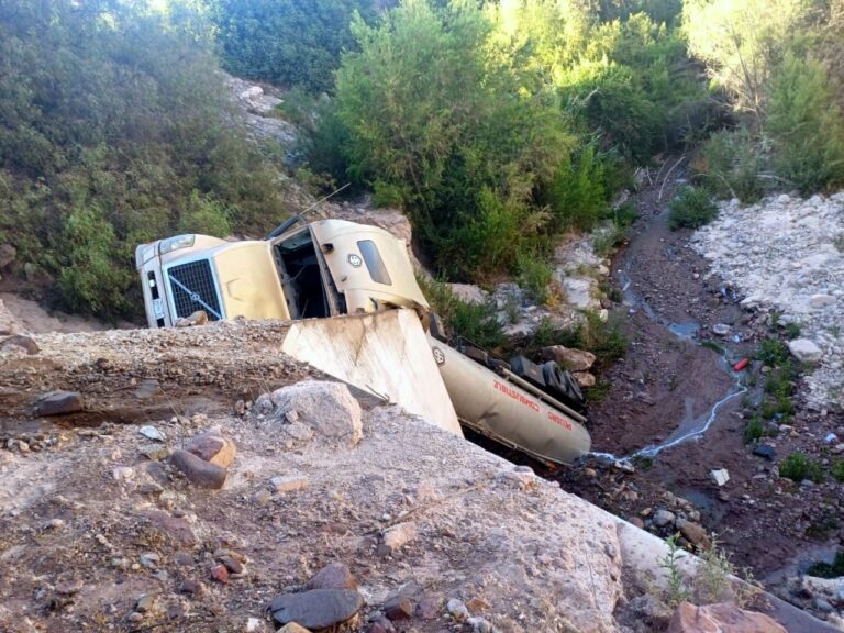 Cisterna boliviano derrama más de 11 mil galones de petróleo en el río Tumilaca: Chofer iba ebrio al volante