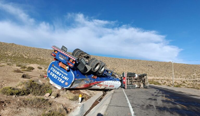 Alarma en Carumas: nuevo vuelco de cisterna boliviano derrama alcohol cerca del río