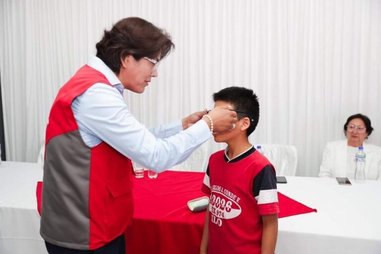 Ilo: DIRESA entrega lentes gratuitos para mejorar la salud visual de los niños