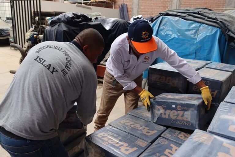 Entregan 511 cajas de agua a colegios de Mollendo y Matarani