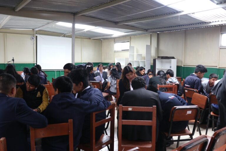 Estudiantes se capacitan para feria de emprendimiento en Matarani