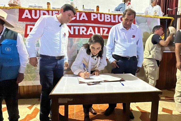 Firman autógrafa para ampliar frontera agrícola de Moquegua