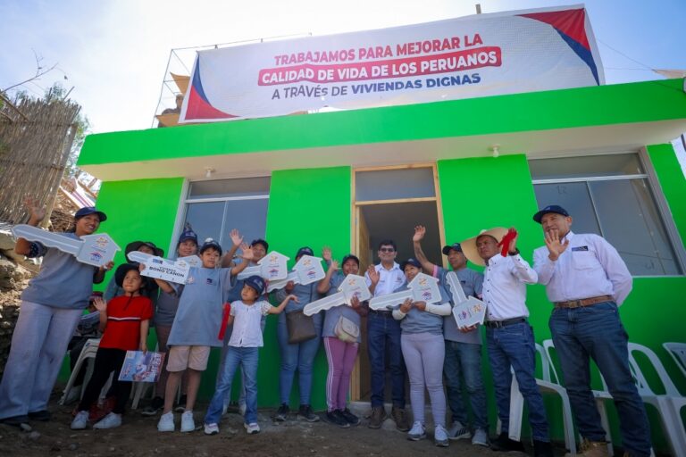 Gobernador regional de Arequipa entregó llaves de 90 viviendas en La Joya y Uraca