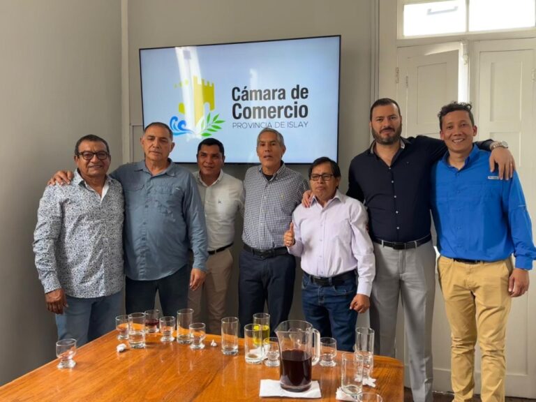 Jorge Zuzunaga juramentó como presidente de la Cámara de Comercio de la provincia de Islay