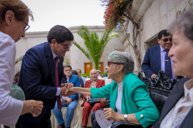 Mollendina Patricia Roberts es distinguida con Medalla Regional de la Cultura