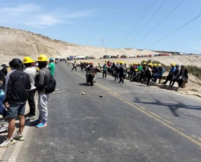 Continúa bloqueo de la Panamericana Sur por parte de mineros informales