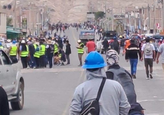 Arequipa afectada por bloqueo de mineros informales en la Panamericana Sur