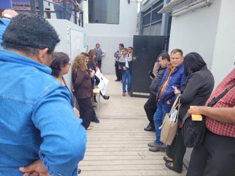 Protestas en la I.E. Daniel Becerra de Ilo por retorno de la directora Judith Benavente