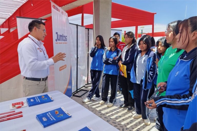 Programa Juntos participó en feria de empleo y orientación vocacional