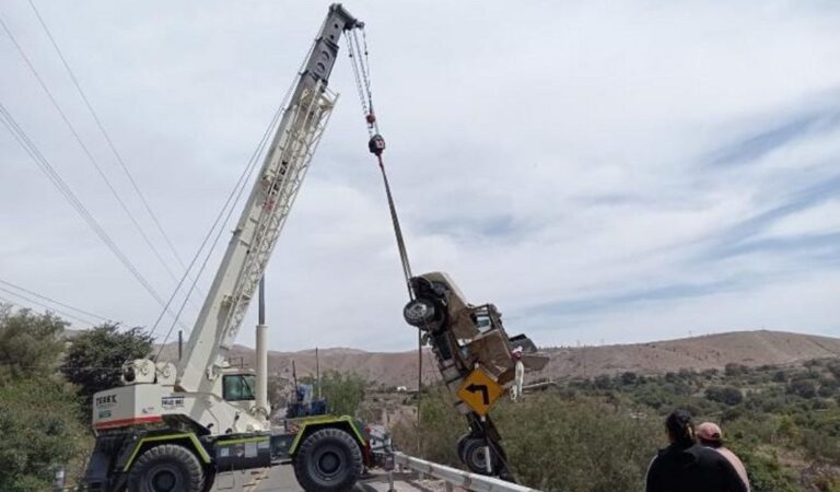 Retiran tráiler accidentado en Tumilaca tras derrame de petróleo