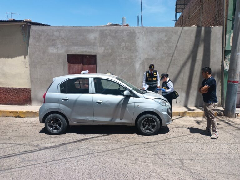 Roban autopartes de vehículo estacionado en pleno centro de la ciudad de Moquegua