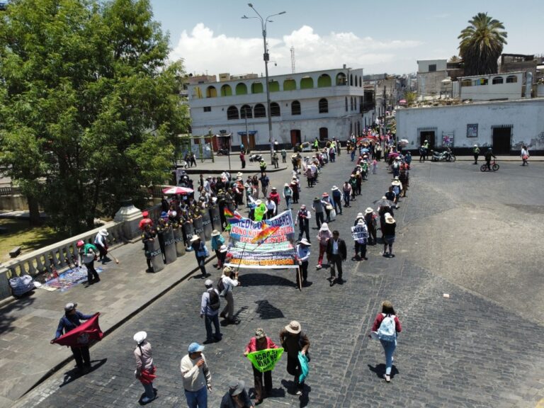 Arequipa: tercer día de paro con masivas movilizaciones