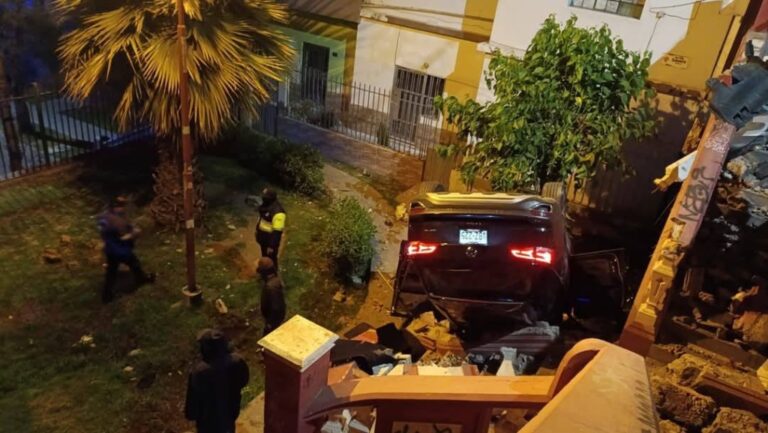 Arequipa: Camioneta cae por gradas tras impactar contra muro