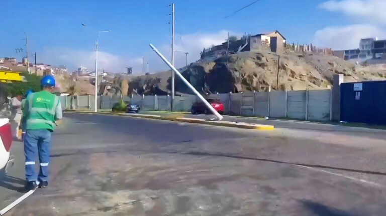 Combi se despista y derriba poste de alumbrado público en la primera playa