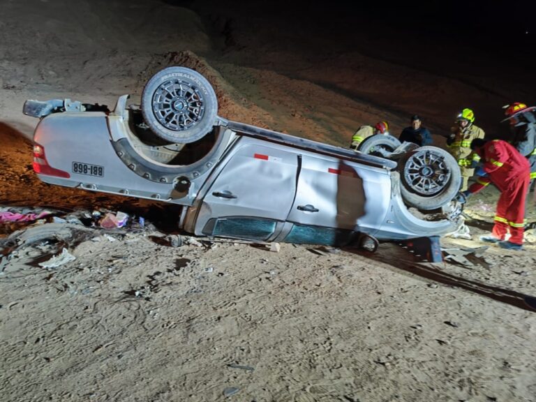 Vehículo se despista y vuelca en la Panamericana Sur
