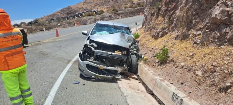 Accidente de tránsito en Torata deja dos heridos y daños materiales