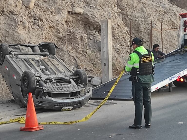 Automóvil sufre despiste y volcadura en CP Los Ángeles