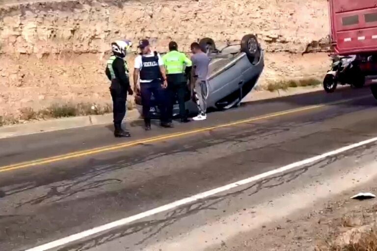 Accidente en la vía Mollendo-Arequipa deja heridos y daños materiales