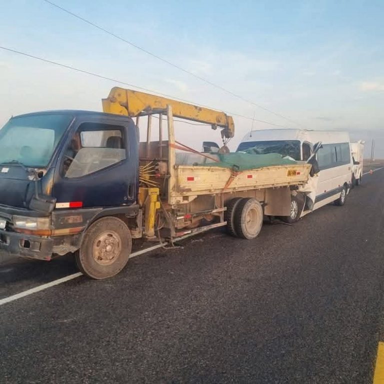Choque en La Joya deja ocho heridos y daños materiales