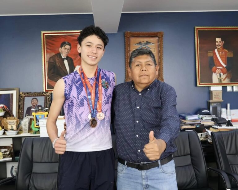 Alcalde de Moquegua reconoce a jóvenes atletas destacados en el ámbito nacional
