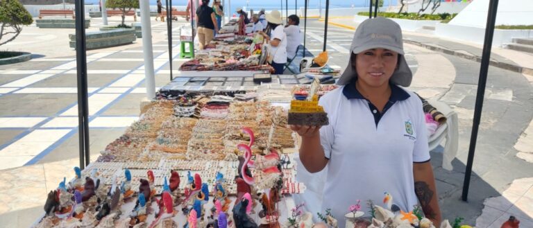 Artesanos exhiben y venden productos en el malecón Ratti de Mollendo