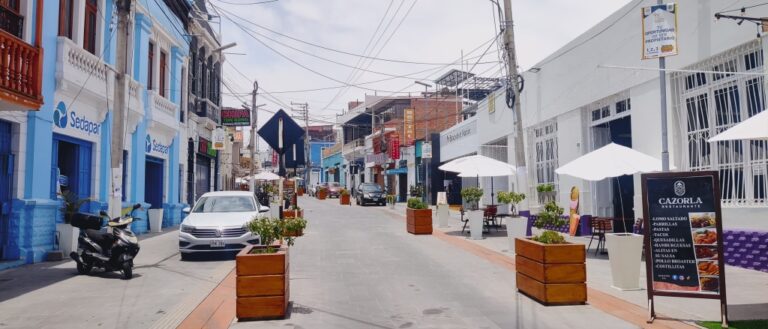Desconocido rompe la puerta de una heladería en el centro de Mollendo