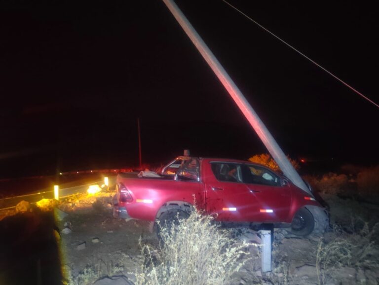 Camioneta choca contra poste en Torata: ocupantes sobreviven de milagro