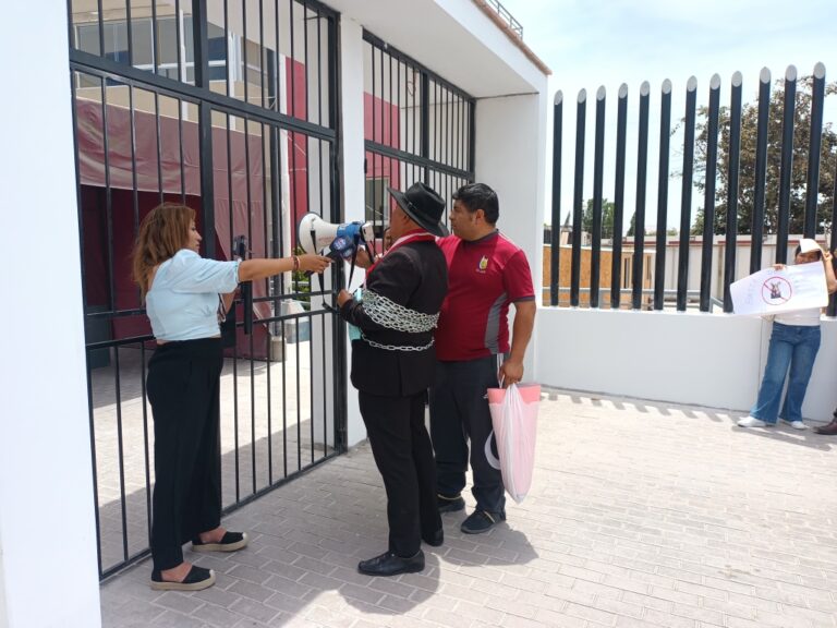 Rector de la Universidad Mariátegui protesta contra sentencias judiciales en Moquegua