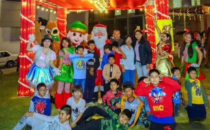 Mejía celebra Navidad con el encendido del árbol