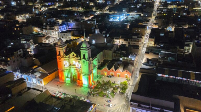 Southern Perú ilumina la Co Catedral de Moquegua con impresionante decoración navideña