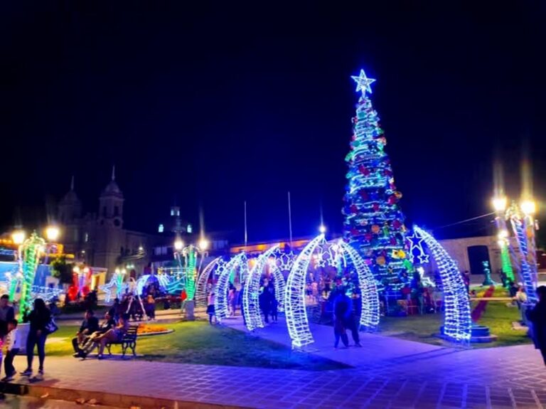 Moquegua brilla con el espíritu navideño en la Plaza de Armas