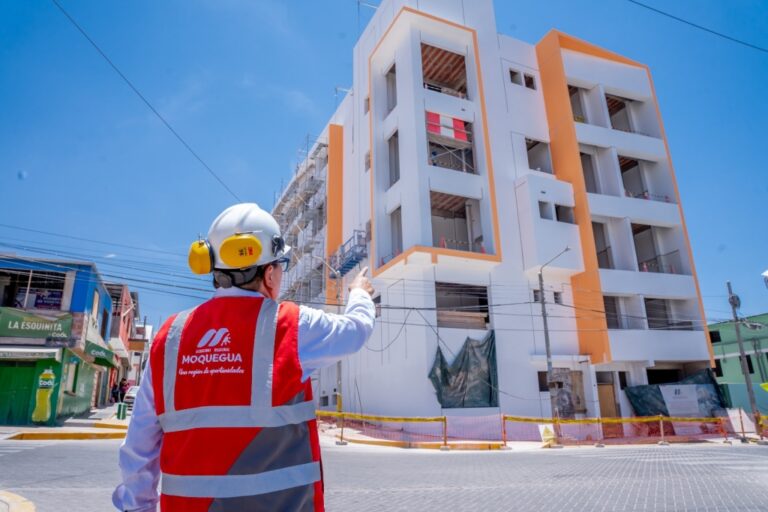 375 millones sin invertir en obras, pero sueldos de funcionarios intocables en Moquegua