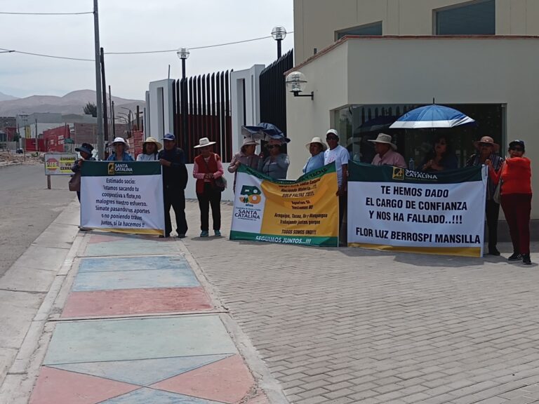 Socios de la Cooperativa Santa Catalina realizaron un plantón frente al Poder Judicial