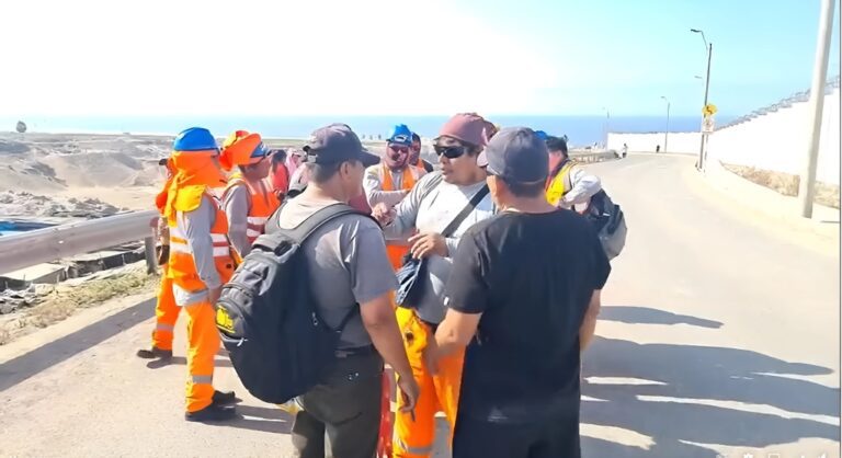 Trabajadores protestan por incumplimientos laborales en obra de Monte Azul