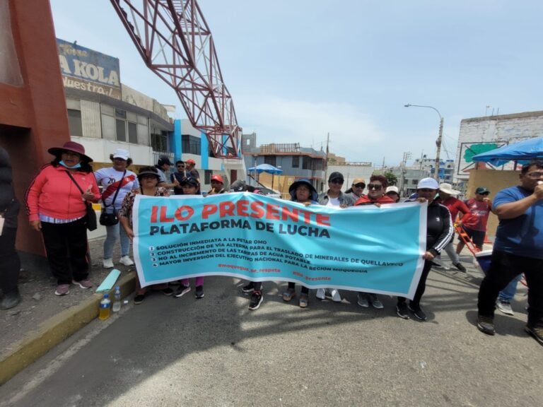 Organizaciones de Ilo protestan en cruce El Ratón contra alza de tarifas y exigen agua de calidad