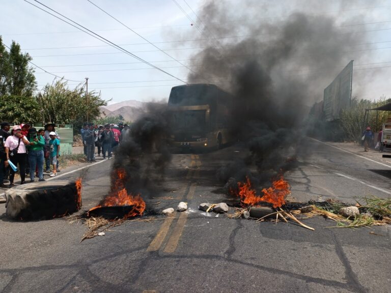 Moquegua: Protestan con bloqueos y quema de llantas por contaminación del río Coralaque