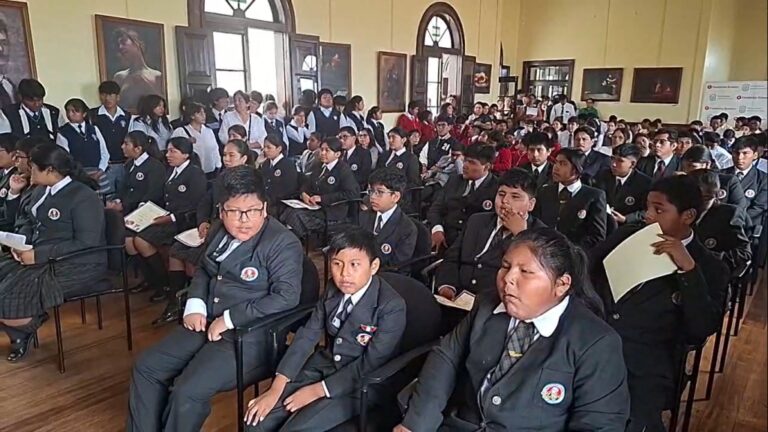 Estudiantes son reconocidos por su destacada participación en concursos