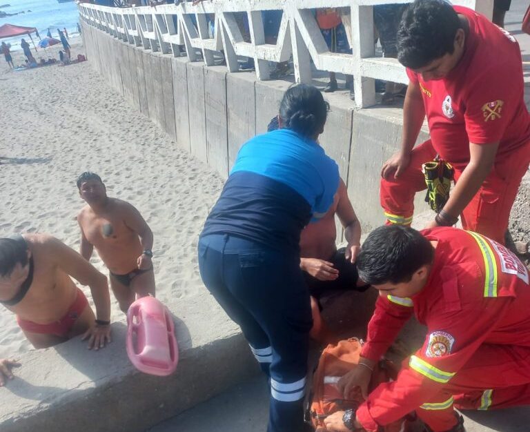 Mollendo: Rescatan a tres jóvenes tras ser arrastrados por la corriente marina