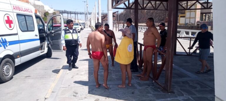 Socorristas de Mollendo rescatan a mujer en la primera playa
