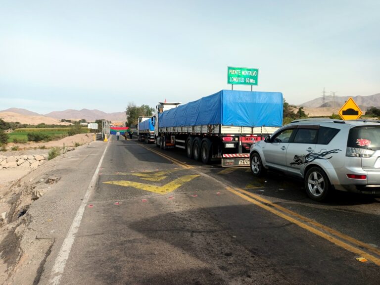 Más de 4 mil personas, incluidos servidores públicos y obreros, bloquearon el puente Montalvo