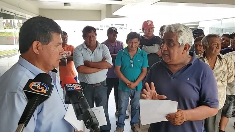 Colectiveros protestan por vencimiento de tarjetas de circulación para vehículos antiguos