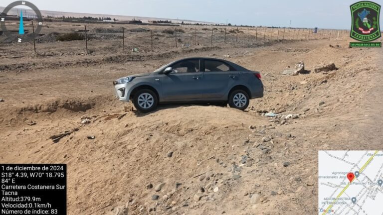 Vehículo se despista en la Costanera Sur y el conductor lo abandona