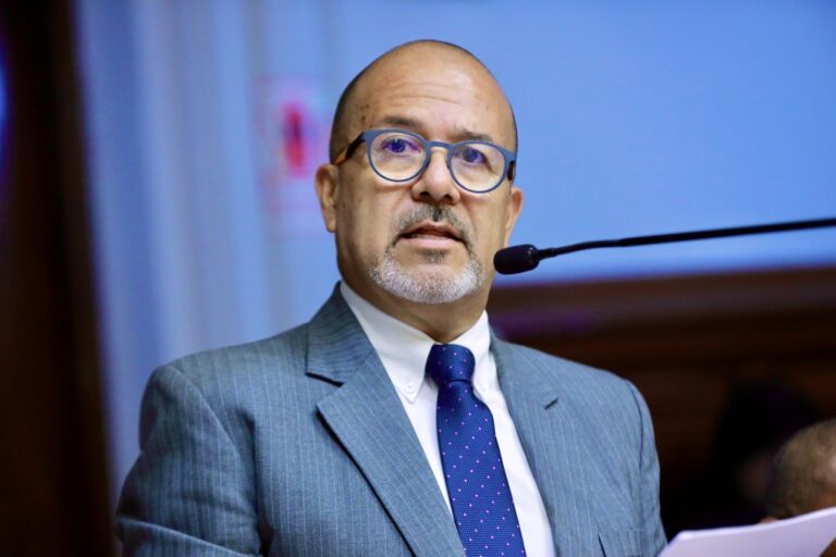 Aprueban acusación contra Víctor Zamora y lo inhabilitan por 10 años