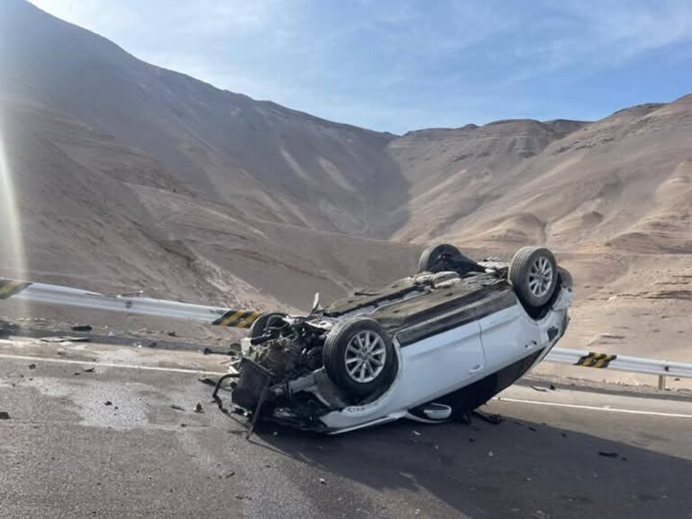Automóvil sufre volcadura en la Panamericana Sur