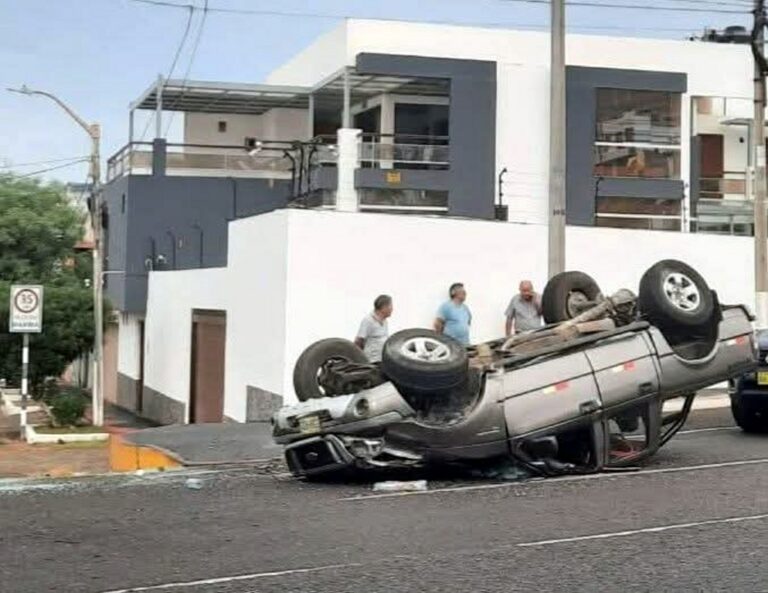 Ilo: Camioneta vuelca en la Av. Andrés A. Cáceres, conductor salva de milagro