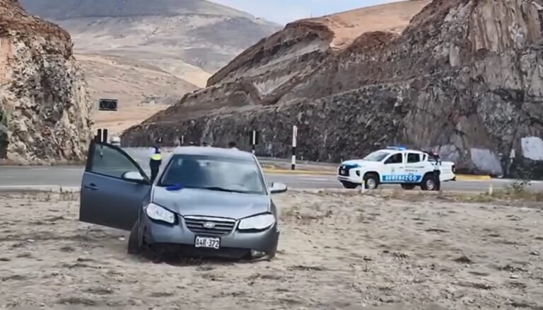 Auto impacta contra rotonda al ingreso de Mollendo