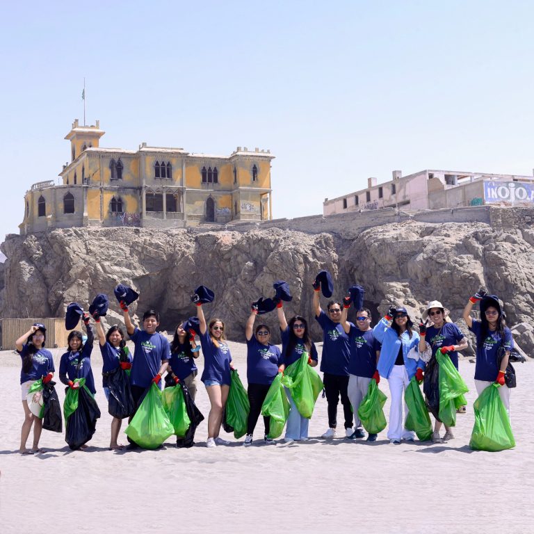 Caja Arequipa realiza jornada de limpieza en ocho playas del litoral peruano