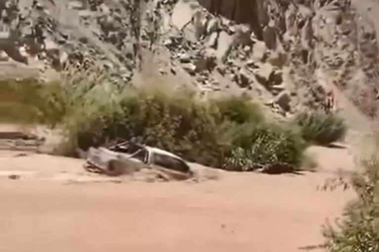 Camioneta queda atrapada en el río Osmore ante incremento del caudal 